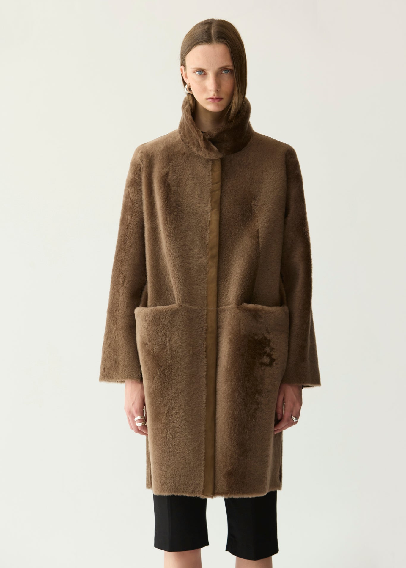 Abrigo de pelo con cuello alto ante Miguel Marinero